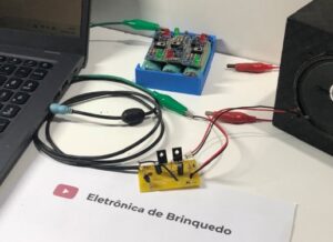 circuito amplificador de áudio pronto conectado ao notebook