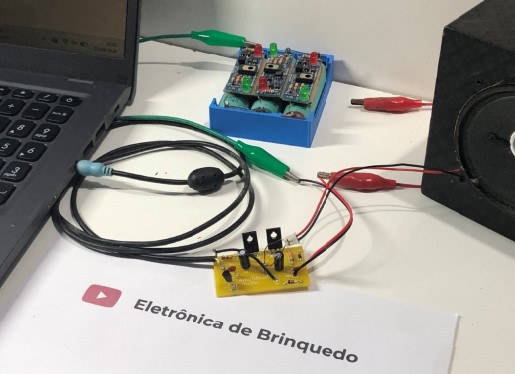 circuito amplificador de áudio pronto conectado ao notebook