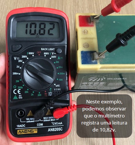 testando a tensão de uma bateria de 12v de nobreak
