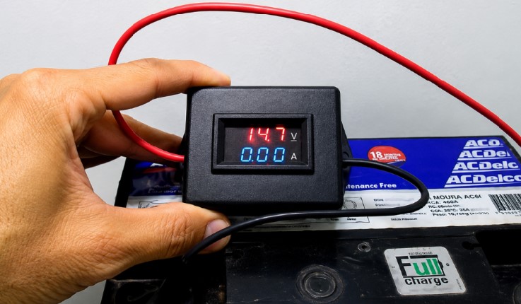 voltimatro mostrando carga até 14,7v