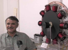 John Bedini e seu motor com 10 bobinas